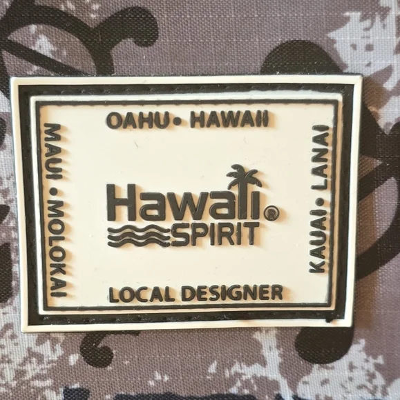 NWT Hawaii Spirit soft luggage bag with double zip extenders and swivel wheels. - Picture 3 of 13